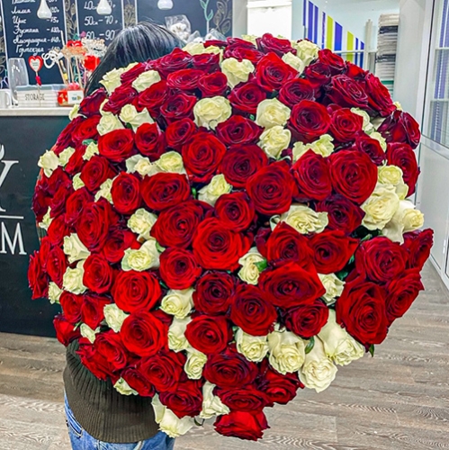 Букет 151 роза красный и белый микс (60 см) в Одинцово
