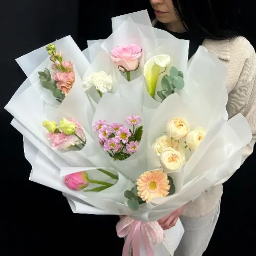 Трендовый букет " Цветочная азбука" в белой пленке в Одинцово