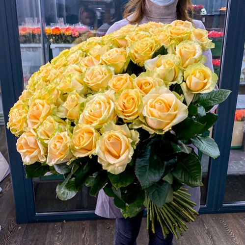 75 роз Аваланж (70 см) в Одинцово