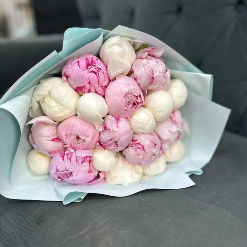 Микс из 19 бело-розовых пионов в Одинцово
