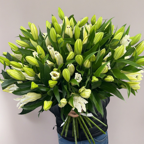 Объемный букет из 27 ароматных белых лилий в Одинцово