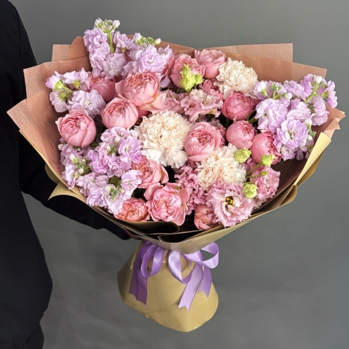 Букет "Амели" из ароматных маттиол, пионовидных кустовых роз Джульетта  эустом и диантусов в Одинцово