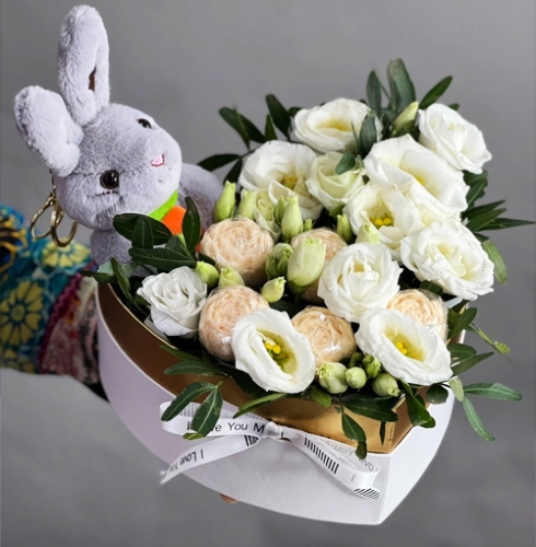 Композиция в коробке сердца из шоколадных пионов и эустом в Одинцово